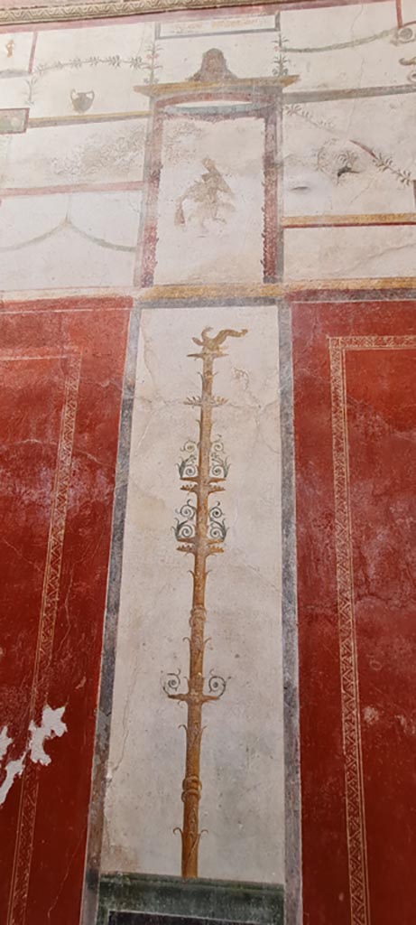 VI.15.1 Pompeii. April 2023. Peristyle garden “s”. Painted candelabra decoration from west end of north wall.
Photo courtesy of Giuseppe Ciaramella.