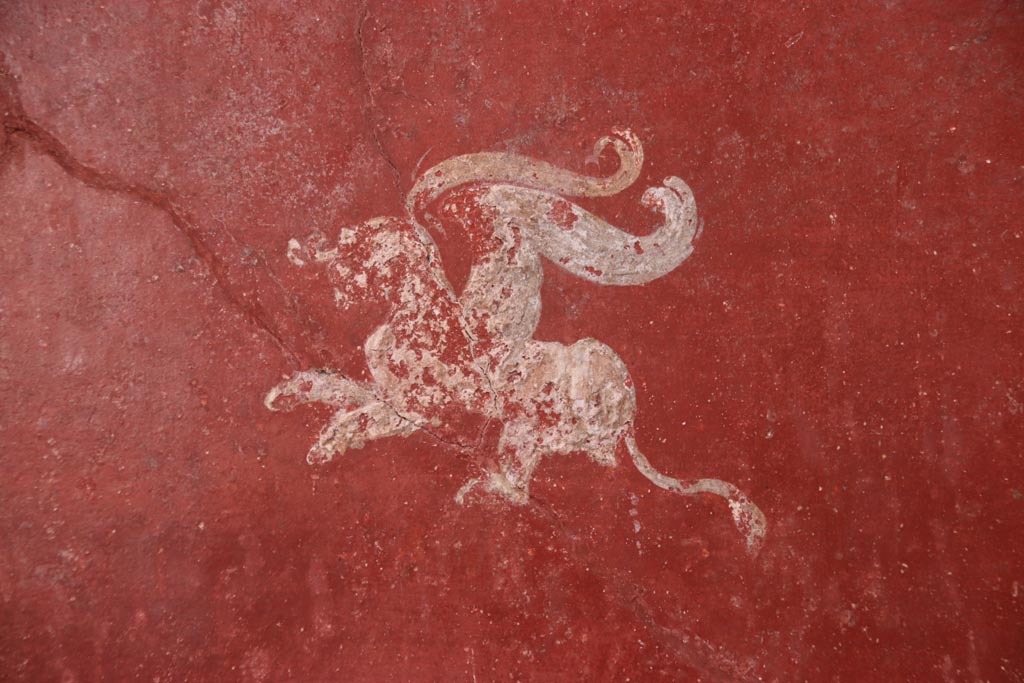 VI.15.1 Pompeii. October 2023.
North wall of small courtyard/peristyle garden “s”, detail of painted griffin from east end of wall. Photo courtesy of Klaus Heese.