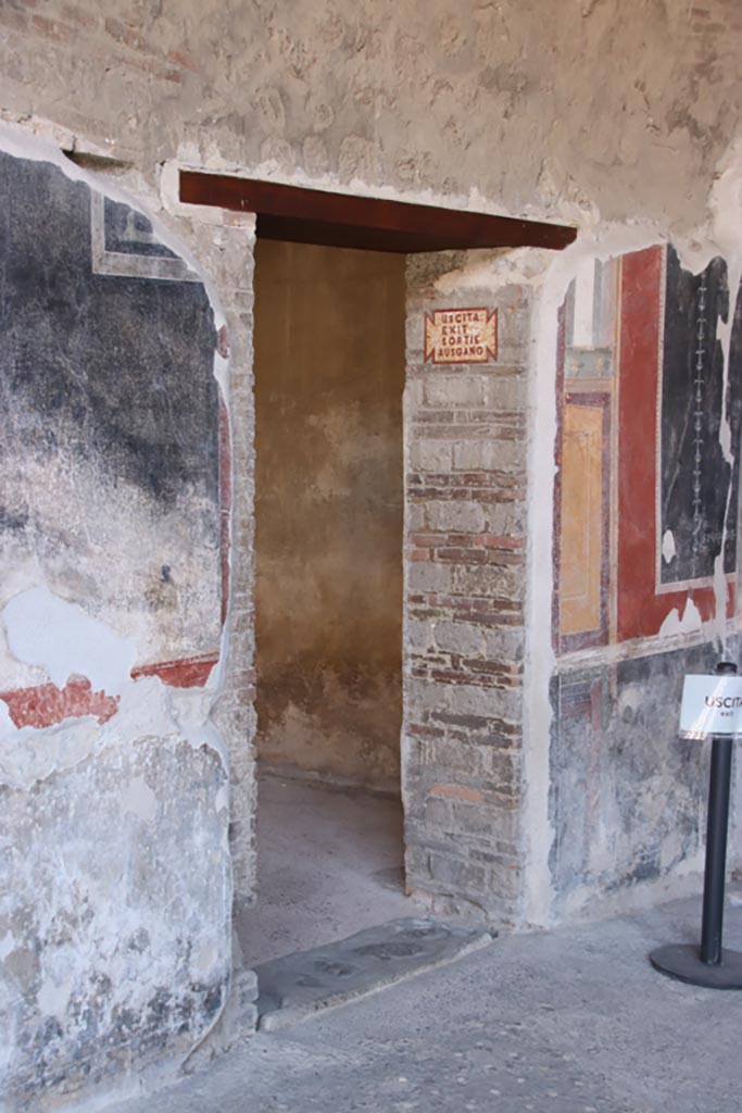VI.15.1 Pompeii. October 2023.
Doorway in south-east corner of peristyle leading into room “o”. Photo courtesy of Klaus Heese.
