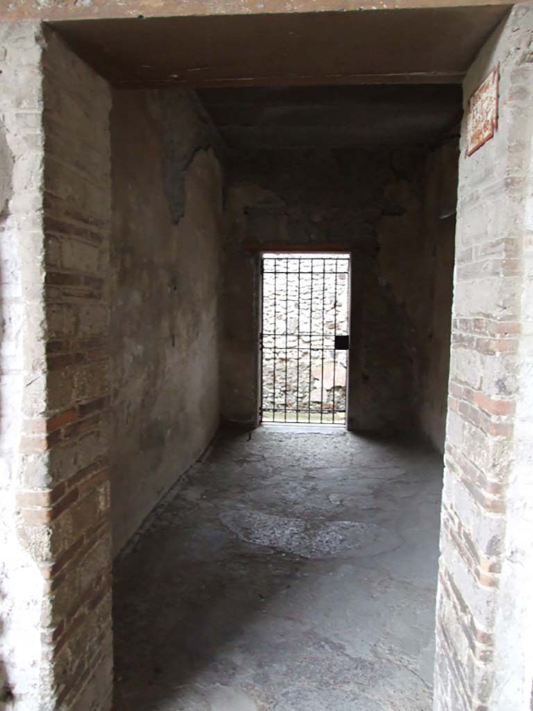 VI.15.1 Pompeii. December 2006.
Doorway to room in south-east corner of peristyle. (PPM room – o).
