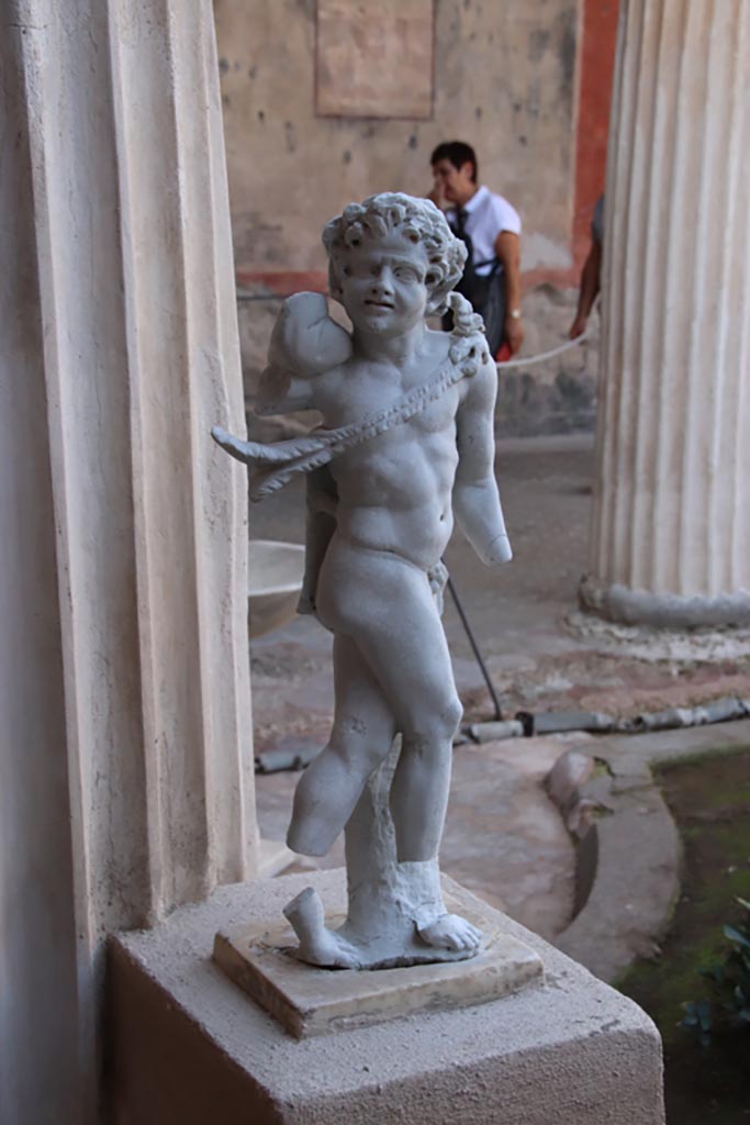 VI.15.1 Pompeii. October 2023.
Detail of statue of Cupid from south portico. Photo courtesy of Klaus Heese.