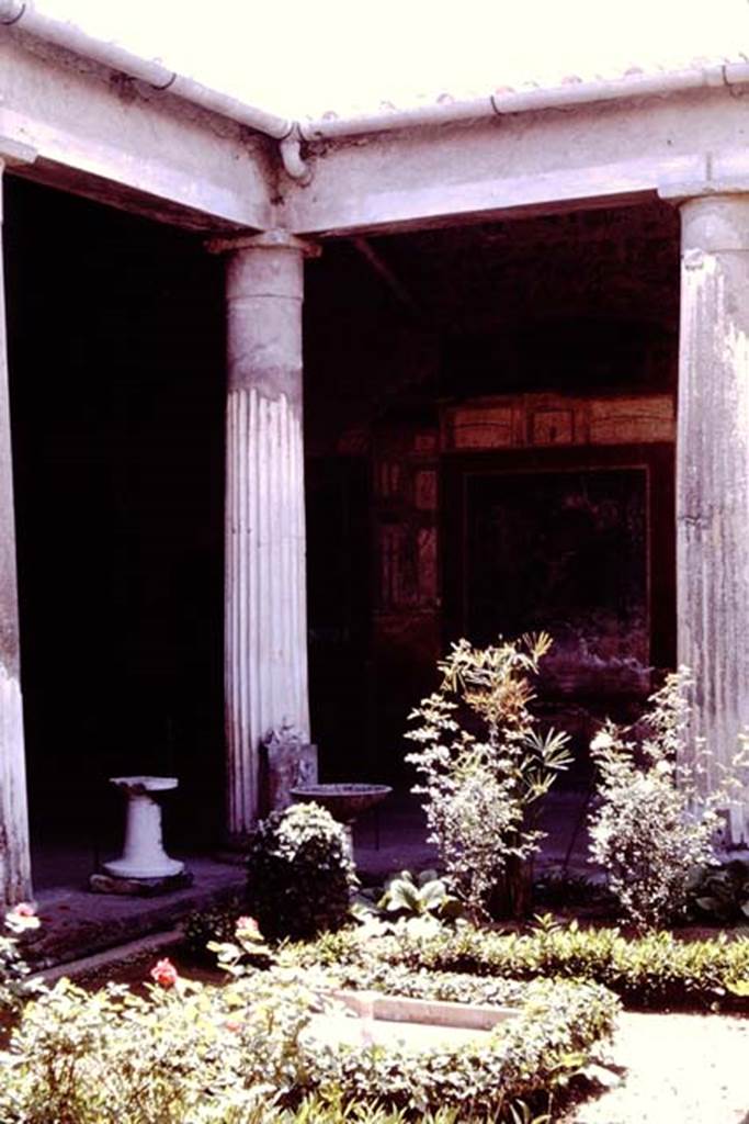 VI.15.1 Pompeii. 1964. Looking towards south-west corner, from east portico. Photo by Stanley A. Jashemski.
Source: The Wilhelmina and Stanley A. Jashemski archive in the University of Maryland Library, Special Collections (See collection page) and made available under the Creative Commons Attribution-Non Commercial License v.4. See Licence and use details.
J64f0029