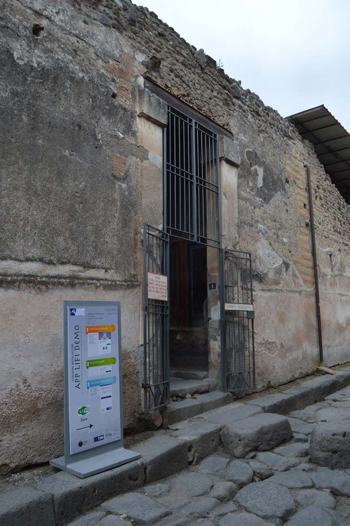 VI.15.1 Pompeii. March 2018. Entrance doorway on west side of Vicolo dei Vettii. 
Foto Taylor Lauritsen, ERC Grant 681269 DÉCOR.