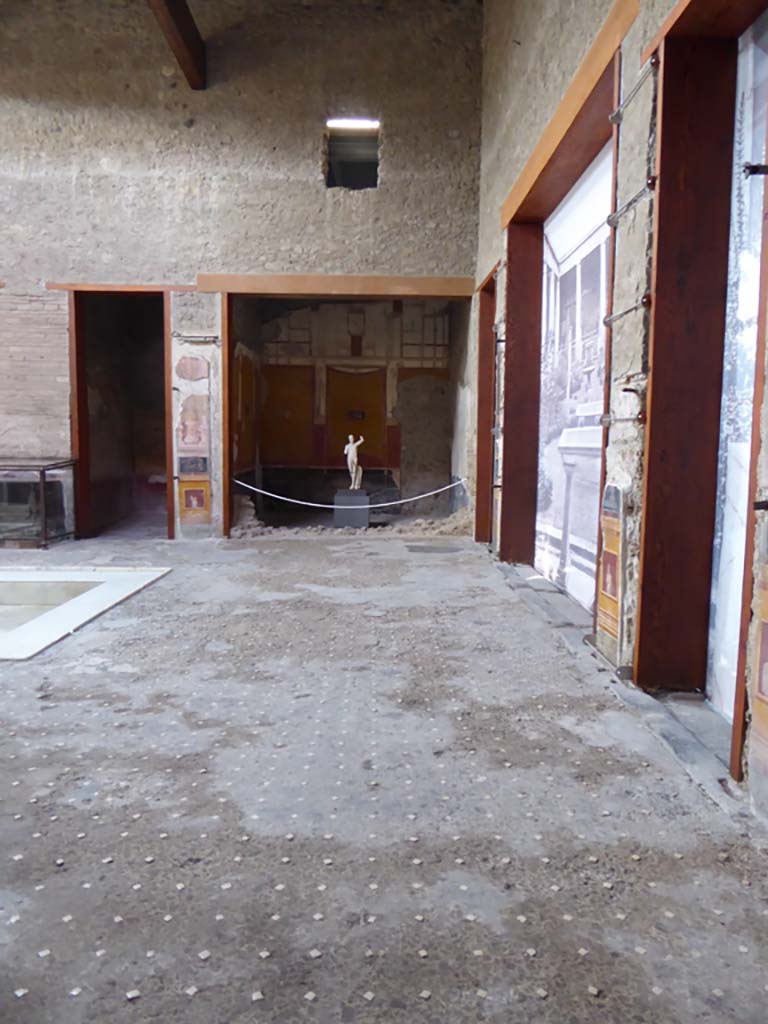 VI.15.1 Pompeii. January 2017. 
Looking south across west end of atrium from north ala, towards south ala.
Foto Annette Haug, ERC Grant 681269 DÉCOR.