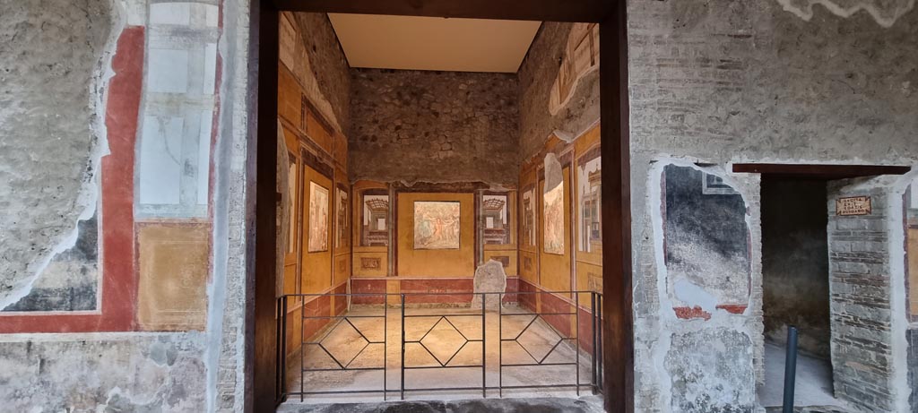 VI.15.1 Pompeii. January 2023. 
Looking east in south-east corner of peristyle towards doorway to exedra. Photo courtesy of Miriam Colomer.