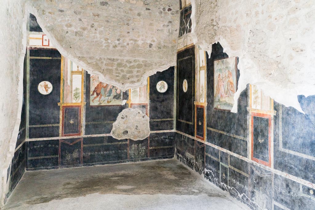VI.15.1 Pompeii. March 2023. 
Looking towards east wall, south-east corner and south wall of triclinium. Photo courtesy of Johannes Eber.
(PPM – room t)