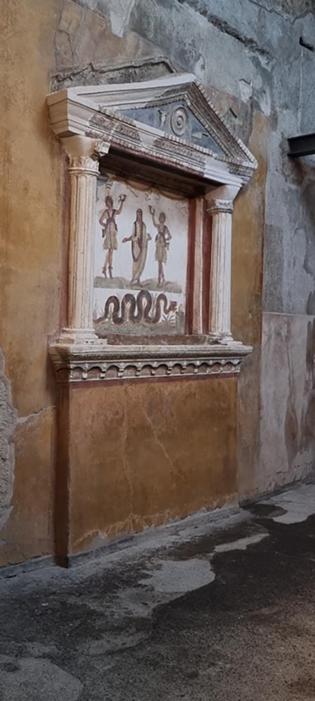 VI.15.1 Pompeii. January 2023.
Household lararium on west wall in “services area”.
Photo courtesy of Miriam Colomer.