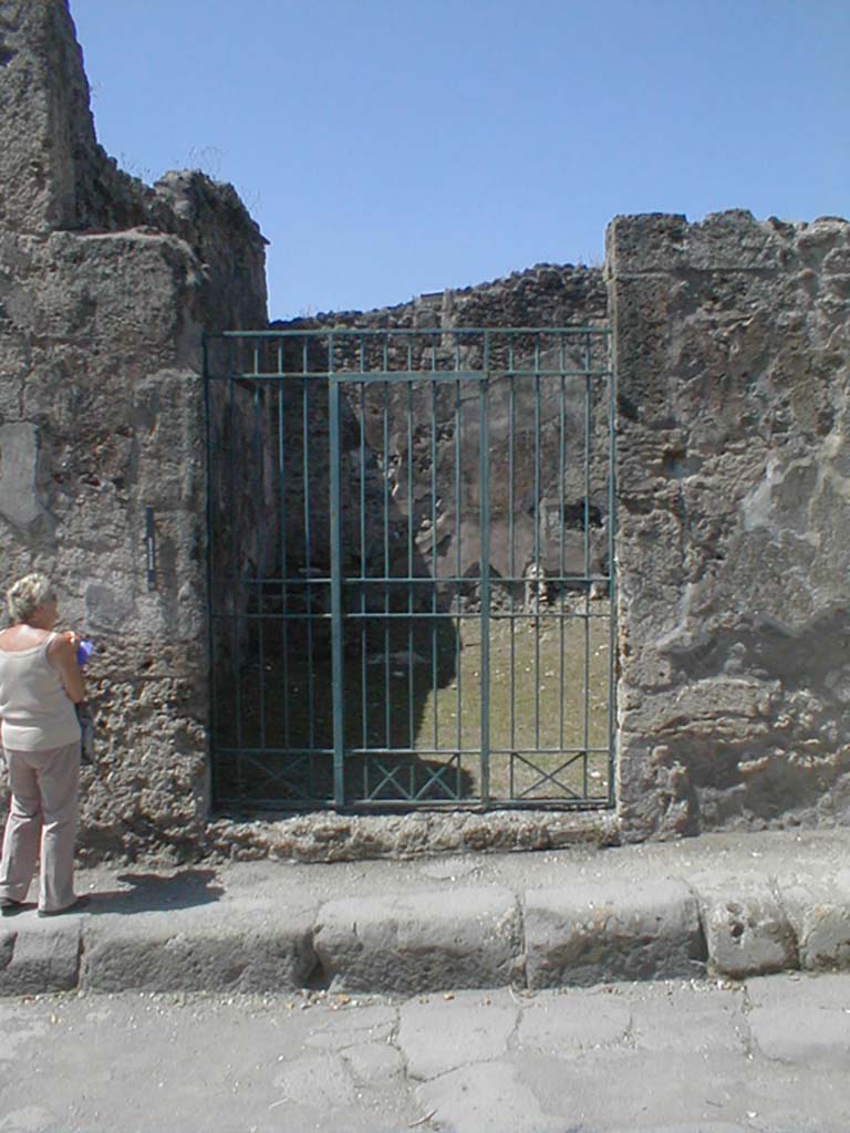 VI.15.3 Pompeii. May 2005. Entrance doorway, looking west.
According to NdS, when excavated this doorway was found to have been fitted with a door with a solid iron lock.
See Notizie degli Scavi di Antichità, January 1897, (p.20)