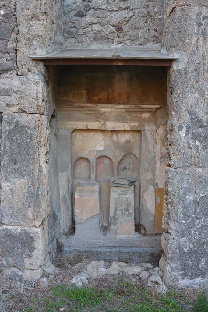 VI 15 5 Pompeii. October 2019. 
Room 1, altar in atrium. North-east corner of atrium, with altar.
Foto Annette Haug, ERC Grant 681269 DÉCOR.