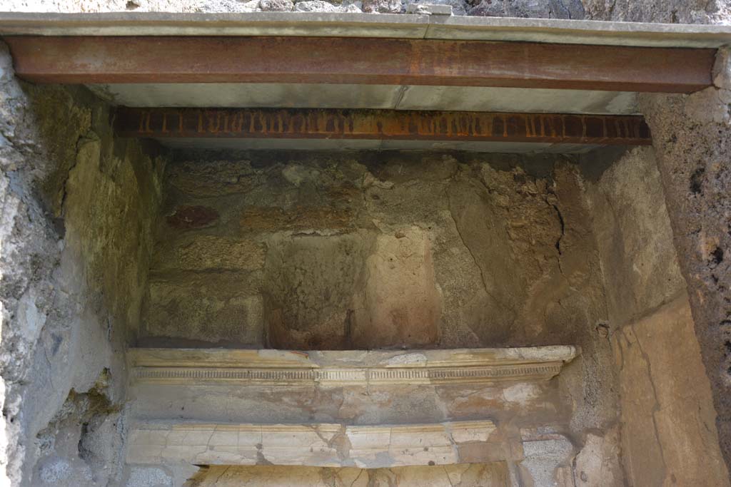 VI 15 5 Pompeii. March 2019. Room 1, rectangular niche top in the atrium, with irregular shaped niche above.
Foto Annette Haug, ERC Grant 681269 DÉCOR.