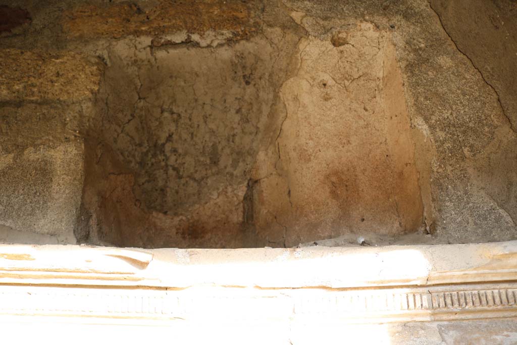VI.15.5 Pompeii. December 2018. 
Room 1, rectangular niche top in the atrium, with irregular shaped niche. Photo courtesy of Aude Durand.