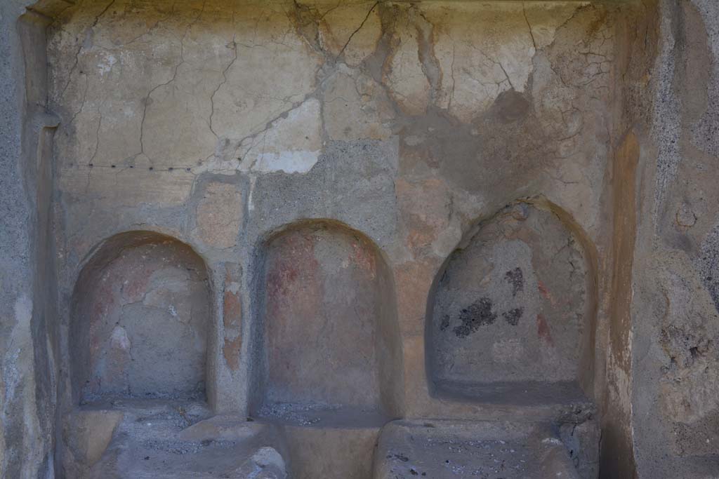 VI 15 5 Pompeii. March 2019. Room 1, three niches in lararium/sacellum/shrine.
Foto Annette Haug, ERC Grant 681269 DÉCOR.