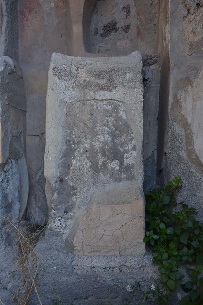 VI 15 5 Pompeii. March 2019. Room 1, altar on south side of recess.
Foto Annette Haug, ERC Grant 681269 DÉCOR.