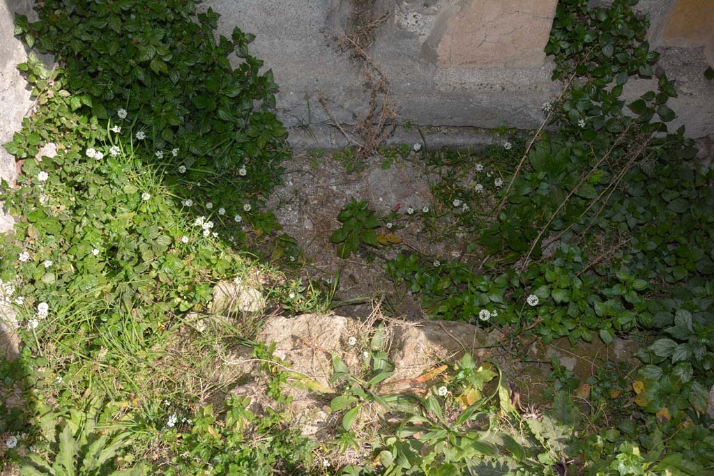 VI 15 5 Pompeii. March 2019. Room 1, altar in atrium, flooring at base of altar. 
Foto Annette Haug, ERC Grant 681269 DÉCOR.
