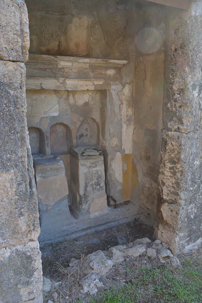 VI 15 5 Pompeii. October 2019. Room 1, looking towards south side of altar.
Foto Annette Haug, ERC Grant 681269 DÉCOR.