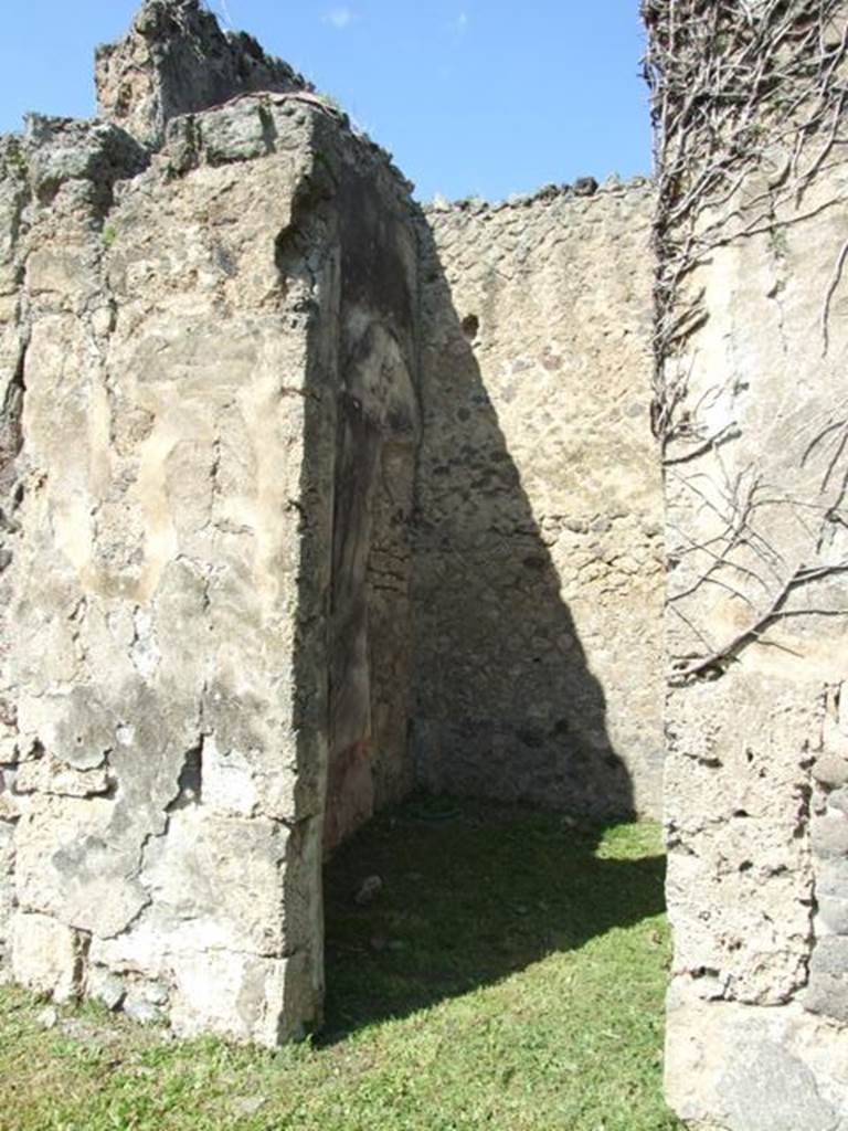 VI.15.5 Pompeii. March 2009. Doorway to room 4, cubiculum. This doorway would have had a wooden doorstep.