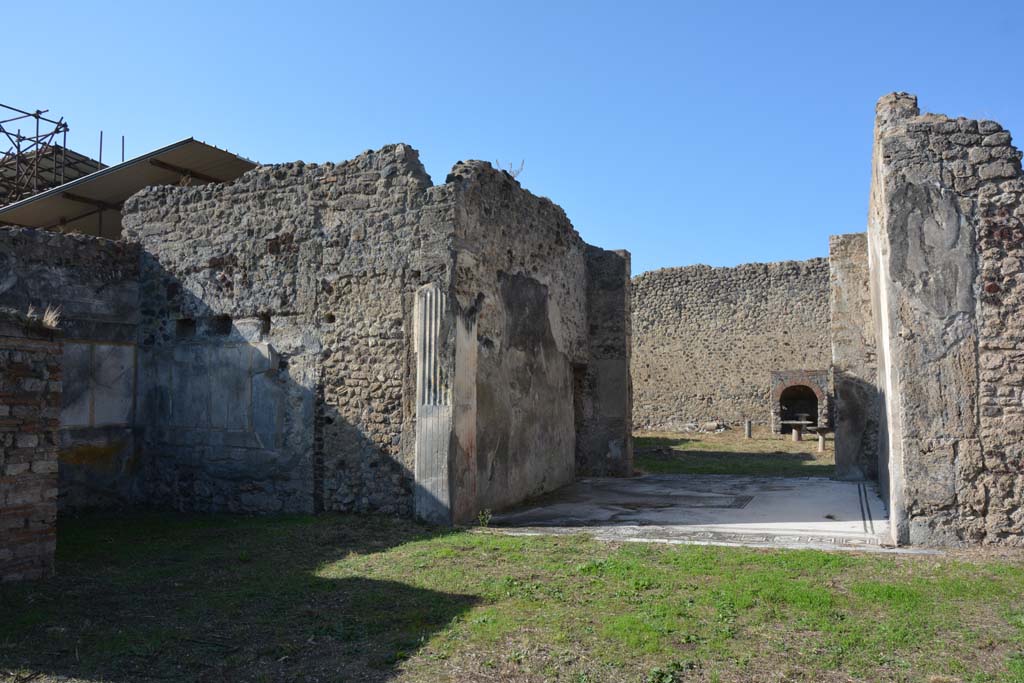 VI 15 5 Pompeii. October 2019. Looking south-west from atrium towards tablinum 7, on right, and south ala 25, on left. 
Foto Annette Haug, ERC Grant 681269 DÉCOR.
