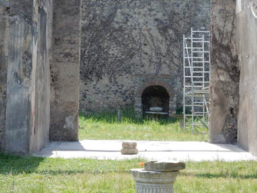 VI.15.5 Pompeii. May 2015. Looking west across atrium through tablinum
Photo courtesy of Buzz Ferebee.