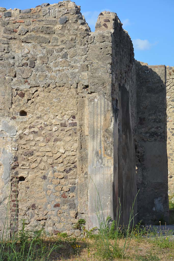 VI 15 5 Pompeii. July 2017. 
Looking west from atrium towards pilaster at east end of south wall of tablinum. 
Foto Annette Haug, ERC Grant 681269 DÉCOR.