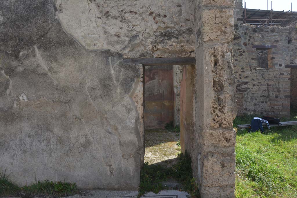 VI 15 5 Pompeii. March 2019. Tablinum 7, small doorway to oecus 8, at west end of south wall.
Foto Annette Haug, ERC Grant 681269 DÉCOR.