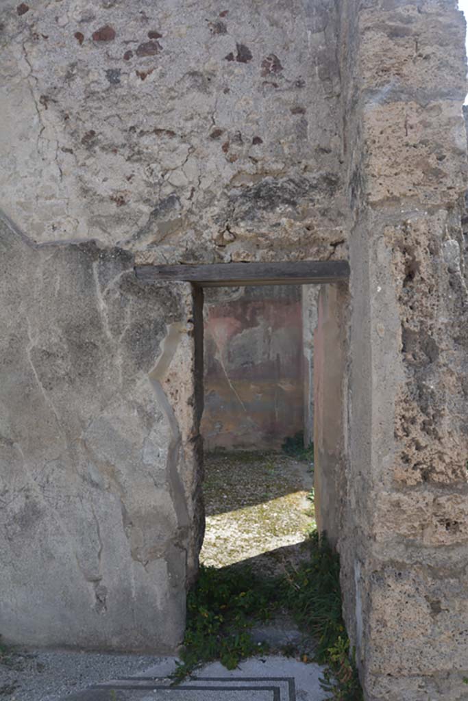VI 15 5 Pompeii. March 2019. 
Room 7, small doorway in south wall of tablinum at west end, leading to oecus 8.
Foto Annette Haug, ERC Grant 681269 DÉCOR.