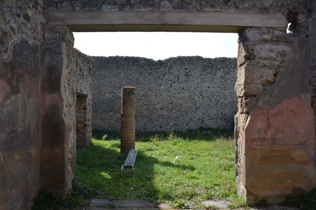 VI 15 5 Pompeii. March 2019. Oecus/triclinium 8, looking west through doorway onto east portico in south-east corner.
Foto Annette Haug, ERC Grant 681269 DÉCOR.