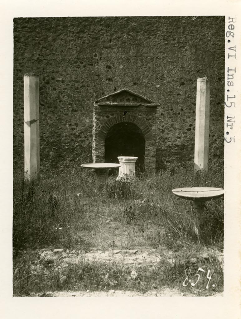 VI.15.5 Pompeii. Pre-1937-39. Looking west across garden area.
Photo courtesy of American Academy in Rome, Photographic Archive. Warsher collection no. 854.