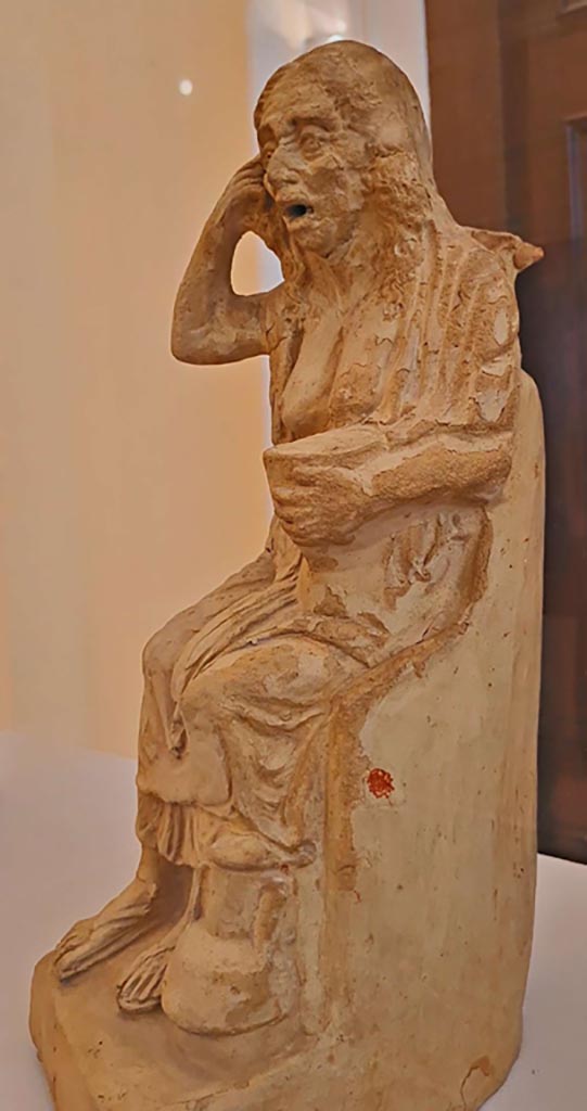 VI.15.5 Pompeii. October 2023.
Detail of clay figurine of an old drunken woman. Photo courtesy of Giuseppe Ciaramella. 
On display in “L’altra MANN” exhibition, October 2023, at Naples Archaeological Museum.