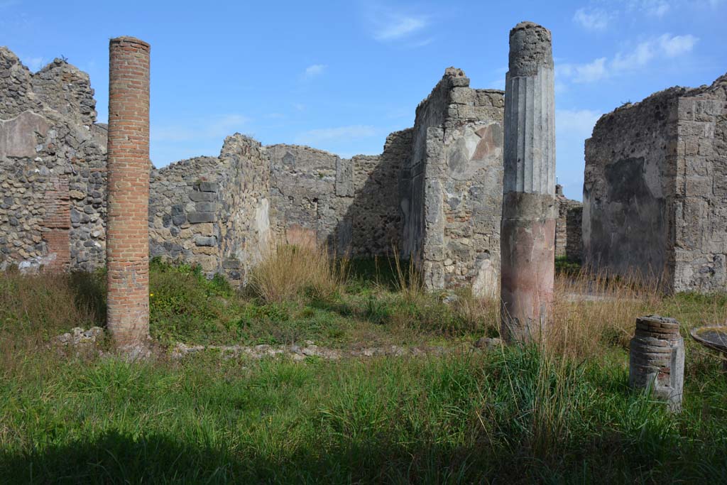 VI 15 5 Pompeii. March 2019. Looking across east portico towards oecus 24, in centre, and tablinum 7, on right.
Foto Annette Haug, ERC Grant 681269 DÉCOR.