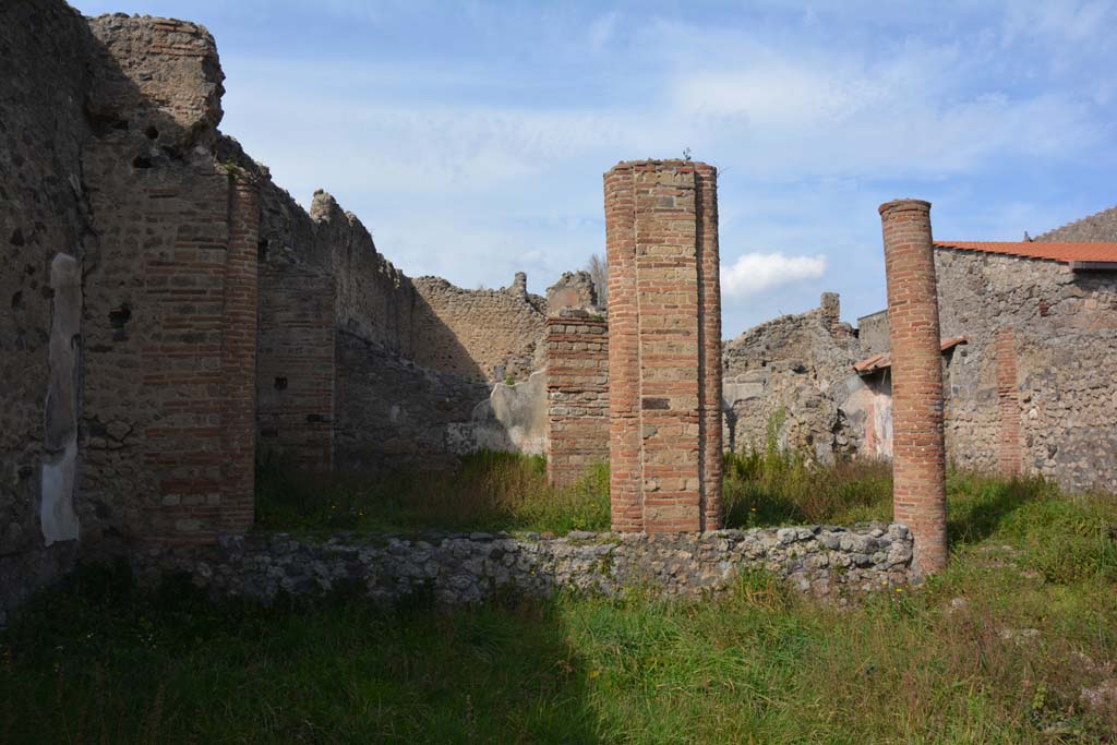 VI 15 5 Pompeii. March 2019. Looking towards north portico with room 23, centre left, with cubiculum 14, on right.
Foto Annette Haug, ERC Grant 681269 DÉCOR.