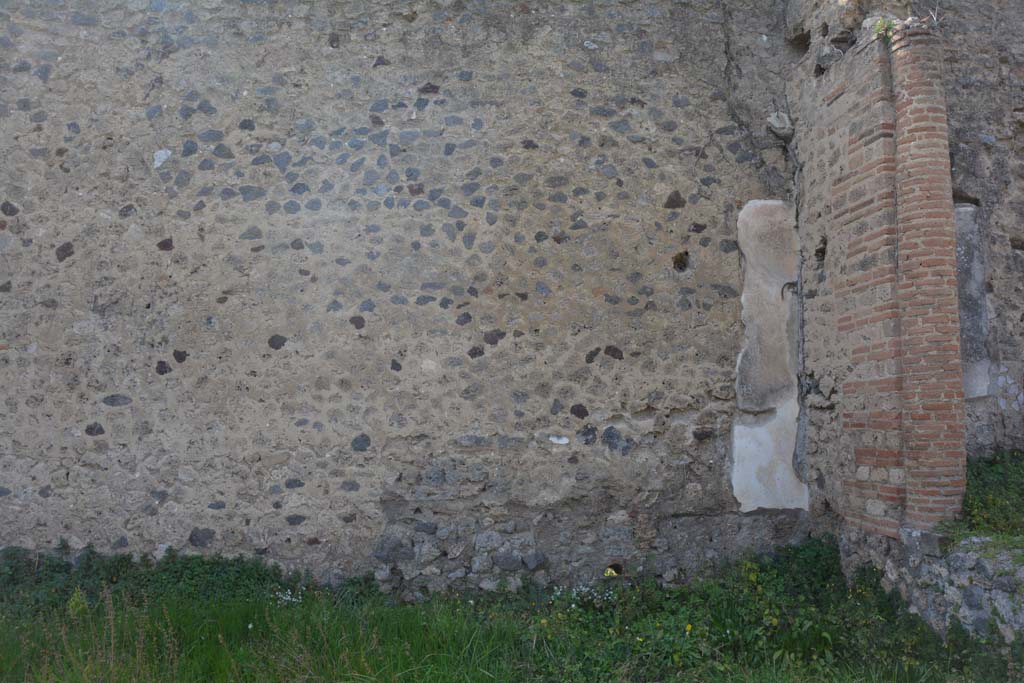 VI 15 5 Pompeii. March 2019. Garden area 11, north-west corner of west wall of garden area, with north portico, on right.
Foto Annette Haug, ERC Grant 681269 DÉCOR.