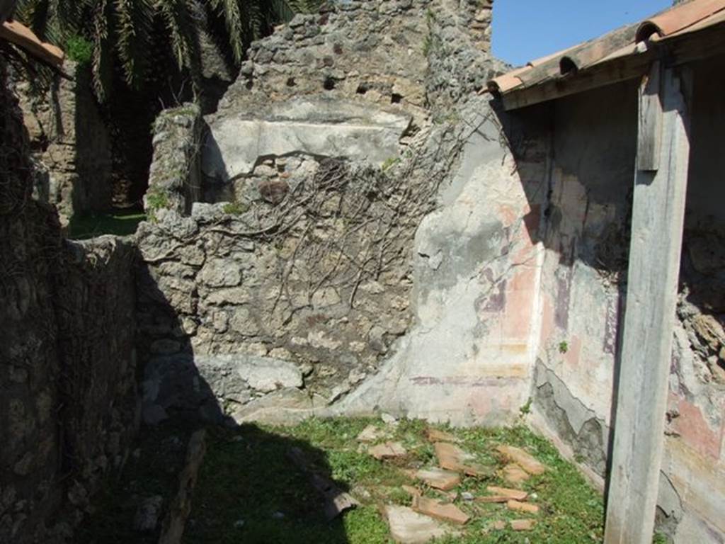 VI.15.5 Pompeii. March 2009. Room 14, looking towards north wall of cubiculum.   
According to NdS, this room was decorated in a manner similar to the triclinium, room 8.
The walls were painted in the Second Style with ashlars painted in red cinnabar, framed in green.
See Notizie degli Scavi di Antichità, January 1897, (p.29).