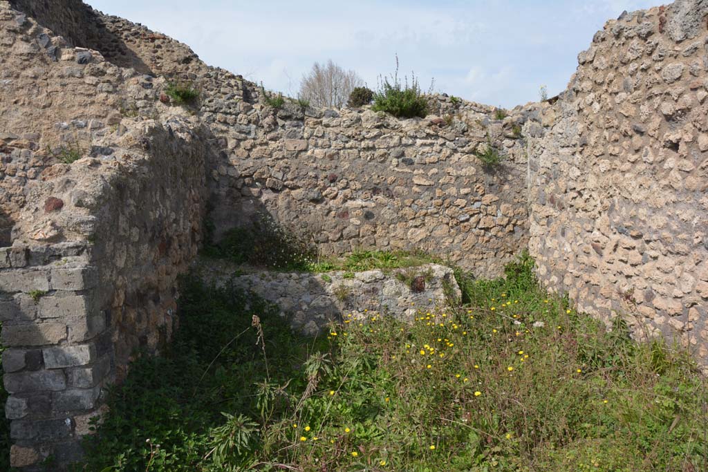 VI.15.5 Pompeii. March 2019. Room 17, looking north across kitchen towards bench. 
Foto Annette Haug, ERC Grant 681269 DÉCOR.