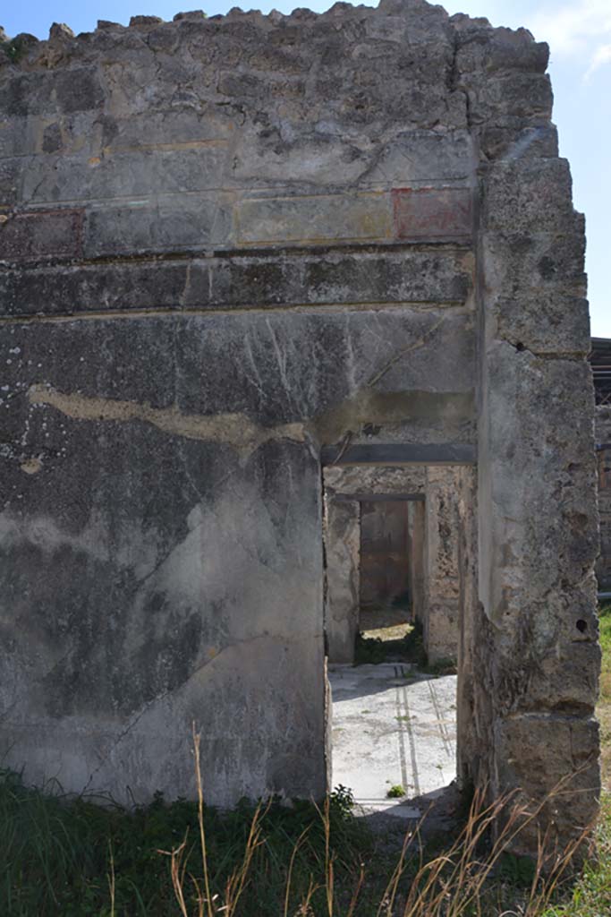 VI 15 5 Pompeii. March 2019. 
Oecus 24, south wall at west end, with doorways through tablinum 7 and into oecus/triclinium 8. 
Foto Annette Haug, ERC Grant 681269 DÉCOR.