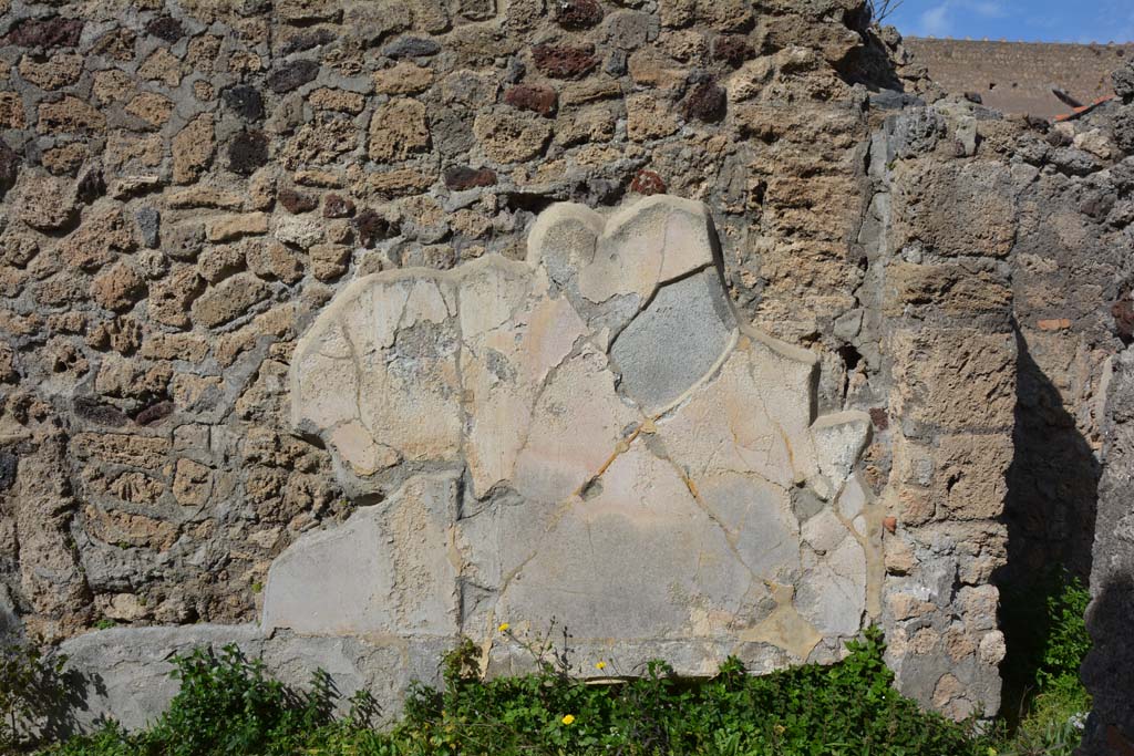 VI 15 5 Pompeii. March 2019. Oecus 24, looking towards north wall at east end with bed recess (now hidden by plants).
Foto Annette Haug, ERC Grant 681269 DÉCOR.