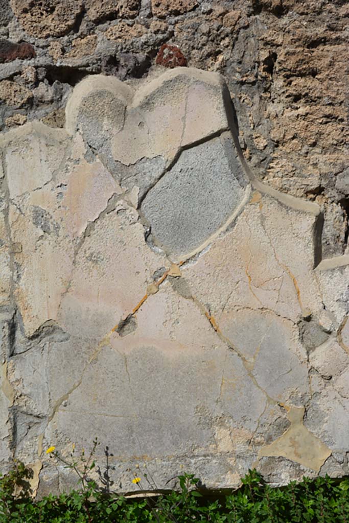 VI 15 5 Pompeii. March 2019. 
Oecus 24, detail of remaining decoration at east end of north wall above bed recess.
Foto Annette Haug, ERC Grant 681269 DÉCOR.