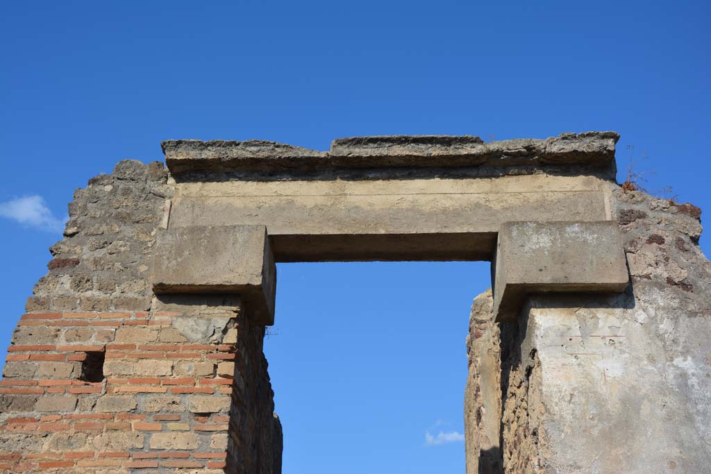 VI 15 5 Pompeii. July 2017. Upper entrance doorway.
Foto Annette Haug, ERC Grant 681269 DÉCOR.
According to NdS, the entrance conserved in situ the projection of tufa, faced with stucco with its decoration.
It was supported by a lintel, which rested on two large cubes of tufa covered with stucco.
The lintel fulfilled the function of capitals of the doorjambs for the doorway.
See Notizie degli Scavi di Antichità, January 1897, (p.21-22)