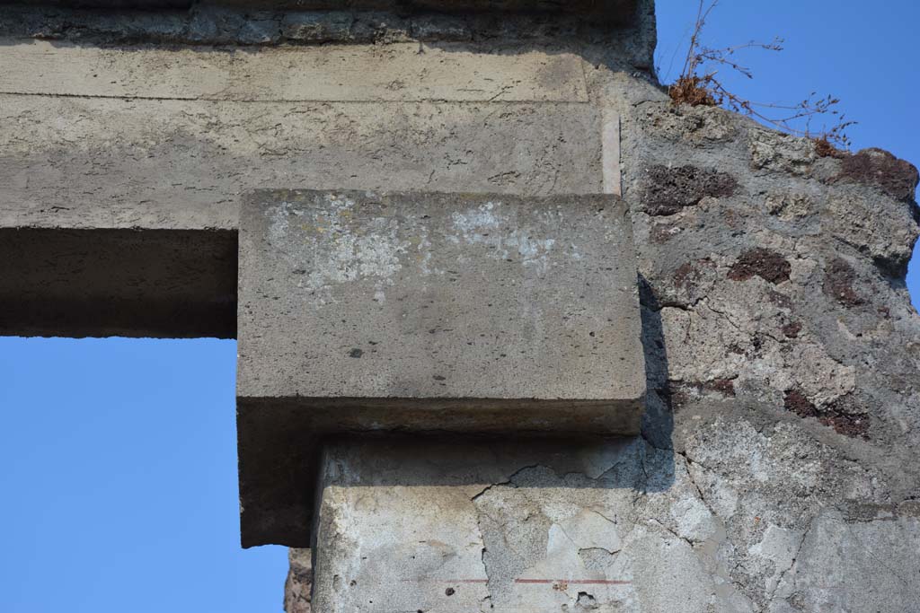 VI 15 5 Pompeii. July 2017. Large cube of tufa from north side of upper doorway.
Foto Annette Haug, ERC Grant 681269 DÉCOR.
On the north side of the doorway, it was covered with white stucco engraved with painted fake opus quadratum.