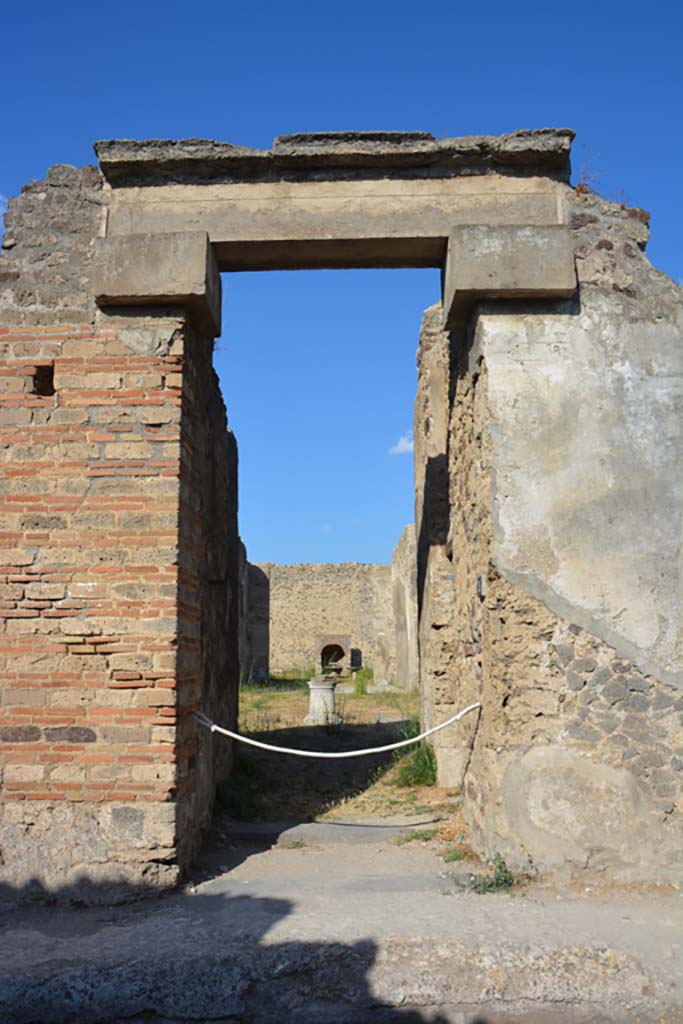 VI 15 5 Pompeii. July 2017. Looking west through entrance doorway towards atrium.
Foto Annette Haug, ERC Grant 681269 DÉCOR.