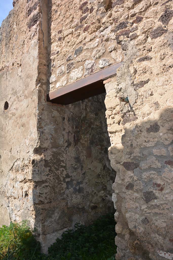 VI 15 5 Pompeii. March 2019. North wall of entrance corridor/fauces with doorway to room 2.
Foto Annette Haug, ERC Grant 681269 DÉCOR.
