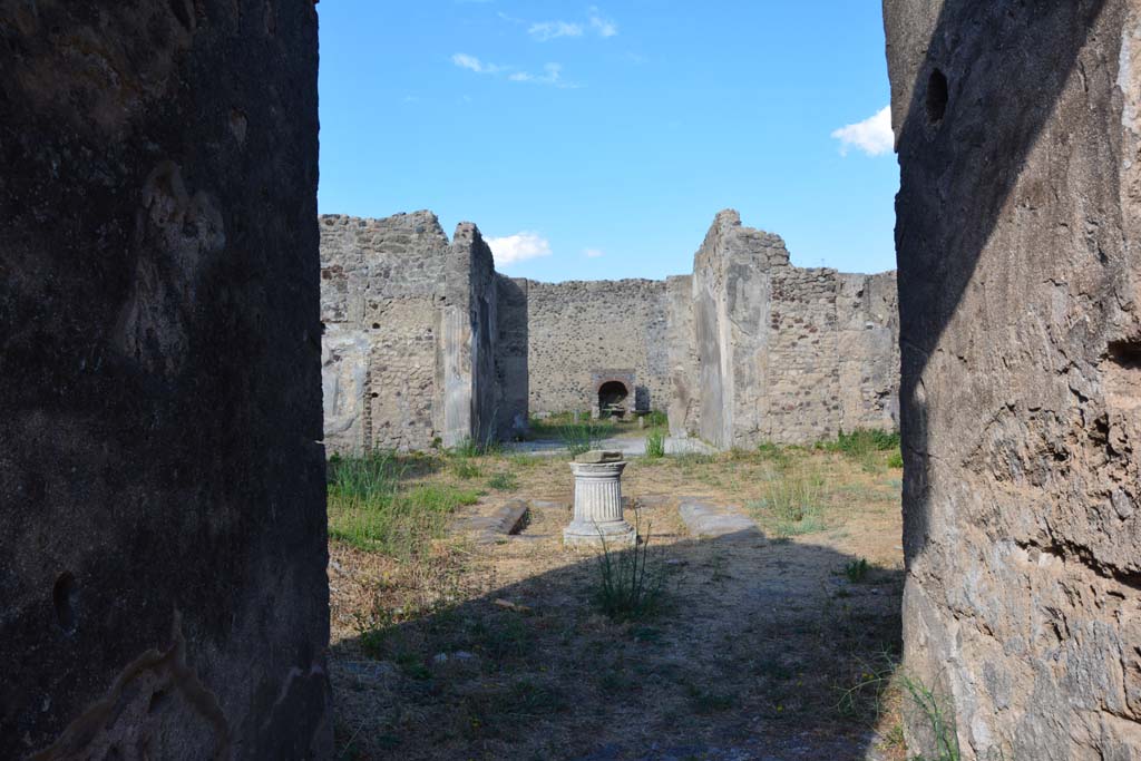 VI 15 5 Pompeii. July 2017. Looking west from entrance corridor/fauces to atrium.
Foto Annette Haug, ERC Grant 681269 DÉCOR.