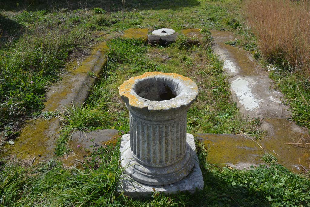 VI 15 5 Pompeii. March 2019. Room 1, looking west across impluvium and puteal in atrium.
Foto Annette Haug, ERC Grant 681269 DÉCOR.