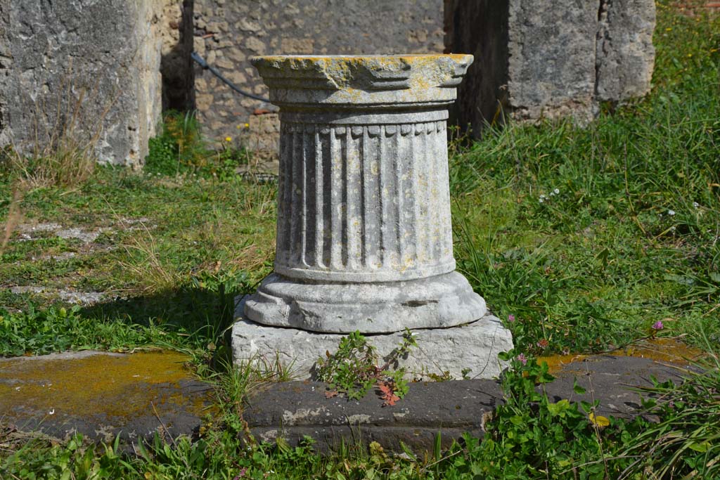 VI 15 5 Pompeii. March 2019. Room 1, looking east towards puteal on side of impluvium.
Foto Annette Haug, ERC Grant 681269 DÉCOR.