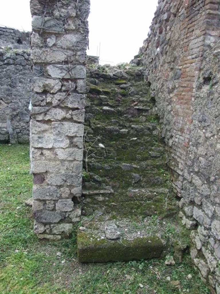 VI.15.6 Pompeii. March 2009. Room 7, stairs to upper floor. Looking south. According to NdS, these stairs would have had wood as part of the level of each step. On the white plaster of the pilaster to the left as one went up the stairs, graffiti could be read, between many signs. On the right side as one went up, in rather large letters on the grey plaster, another graffito could be seen.