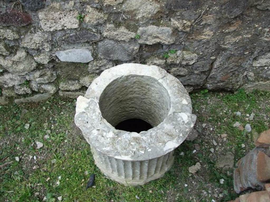 VI.15.6 Pompeii. March 2009.  Room 7, cistern mouth with puteal near west wall of yard.
According to NdS, when this travertine puteal was found the top of it was broken. See Notizie degli Scavi, January 1897, (p.32)