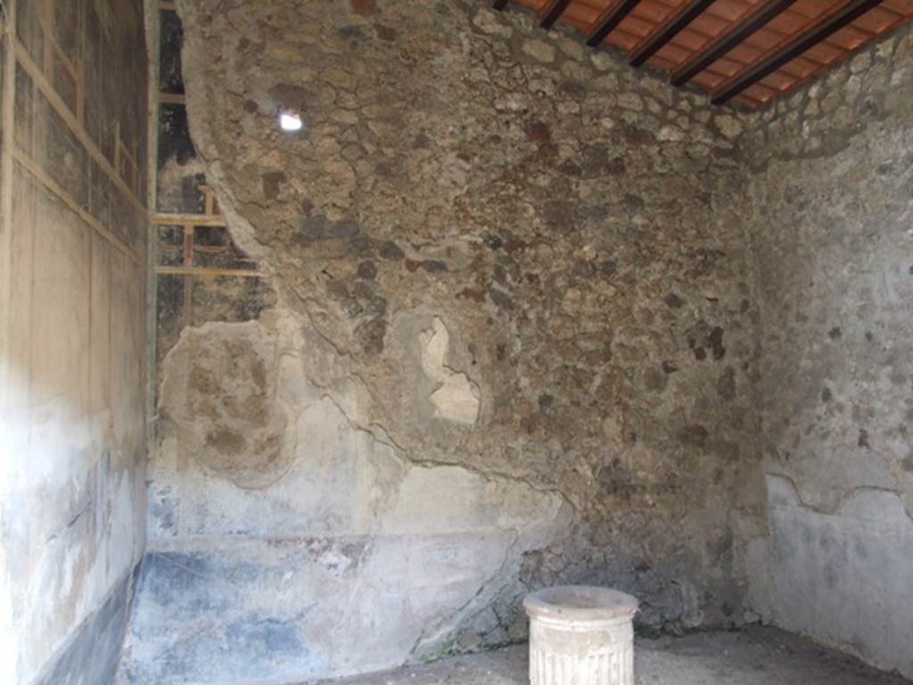 VI.15.6 Pompeii. March 2009. Room 15, east wall of triclinium.  According to NdS, another fragment of a painting was found on the east wall (0.60m high, 0.38m wide). To the left was a standing Artemis, dressed in a yellow chiton and a green mantle, looking towards the right. On the right of her was a sitting manly figure, his legs covered by a cloak, his feet in sandals. His right foot was resting on a high step of the throne(?), on which he was sitting.
The execution of this painting was very good, but Sogliano deplored the state in which this important painting was found. See Notizie degli Scavi, 1897, (p.32-34)
