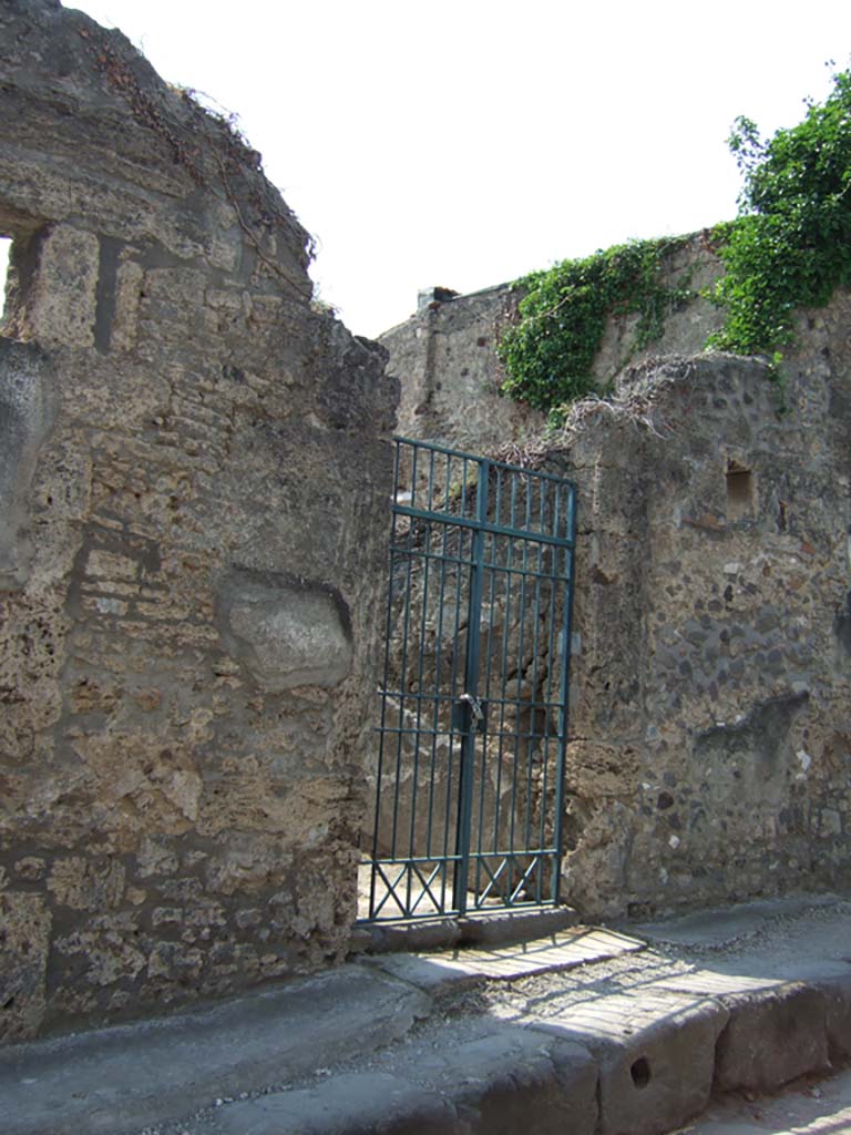 VI.15.6 Pompeii. May 2006. Entrance doorway.