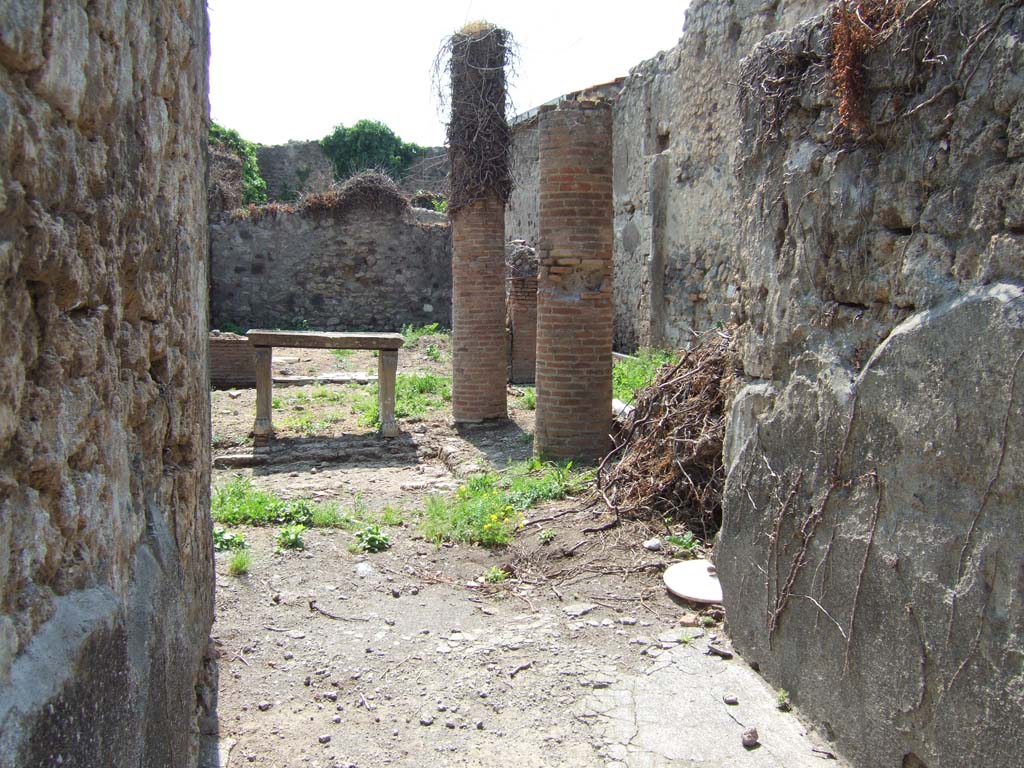 VI.15.6 Pompeii. May 2006. Looking towards the north side of the atrium, from entrance fauces.