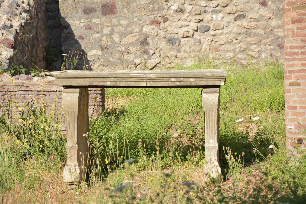 VI 15 6 Pompeii. July 2017. Room 1, east side of table near impluvium.  
Foto Annette Haug, ERC Grant 681269 DÉCOR.