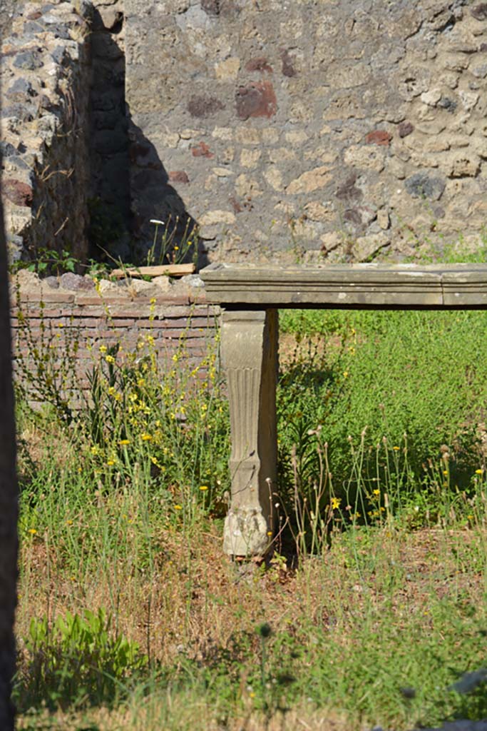 VI 15 6 Pompeii. July 2017. Room 1, south end of marble table.
Foto Annette Haug, ERC Grant 681269 DÉCOR.